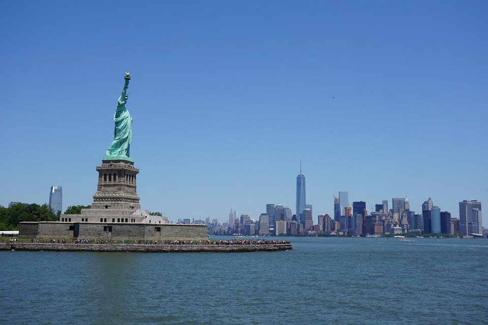 Tháp Tự Do nhìn từ tượng Nữ Thần Tự Do. 