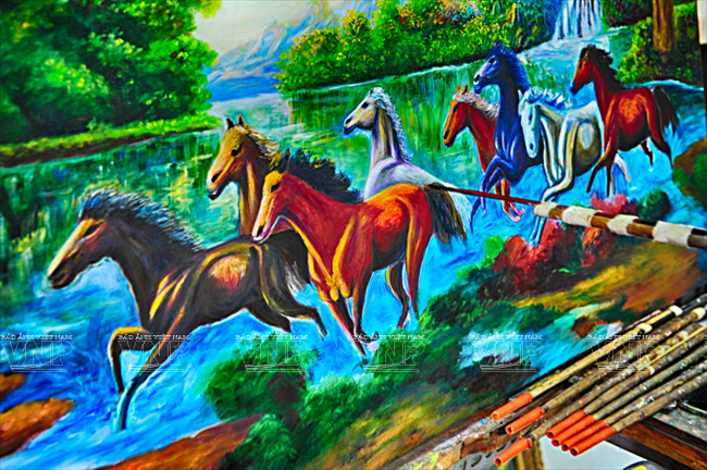 Với chiếc cọ ngậm chặt trên miệng, Minh Tâm đã thổi được hồn mình vào mỗi bức tranh.