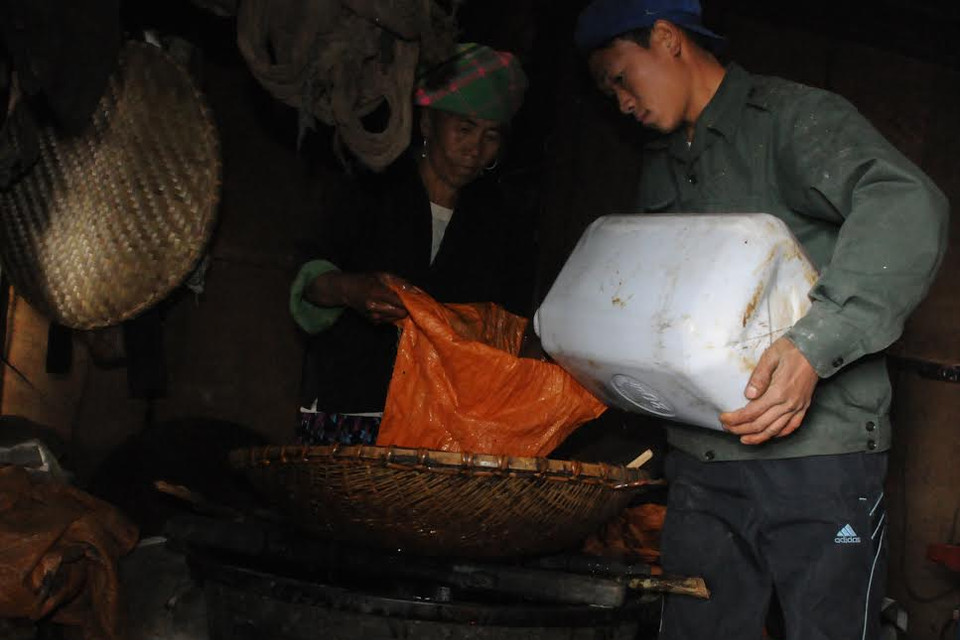  Trước khi nấu, nước mía được lọc cẩn thận. (Ảnh: Nguyễn Công Hải/Vietnam+)