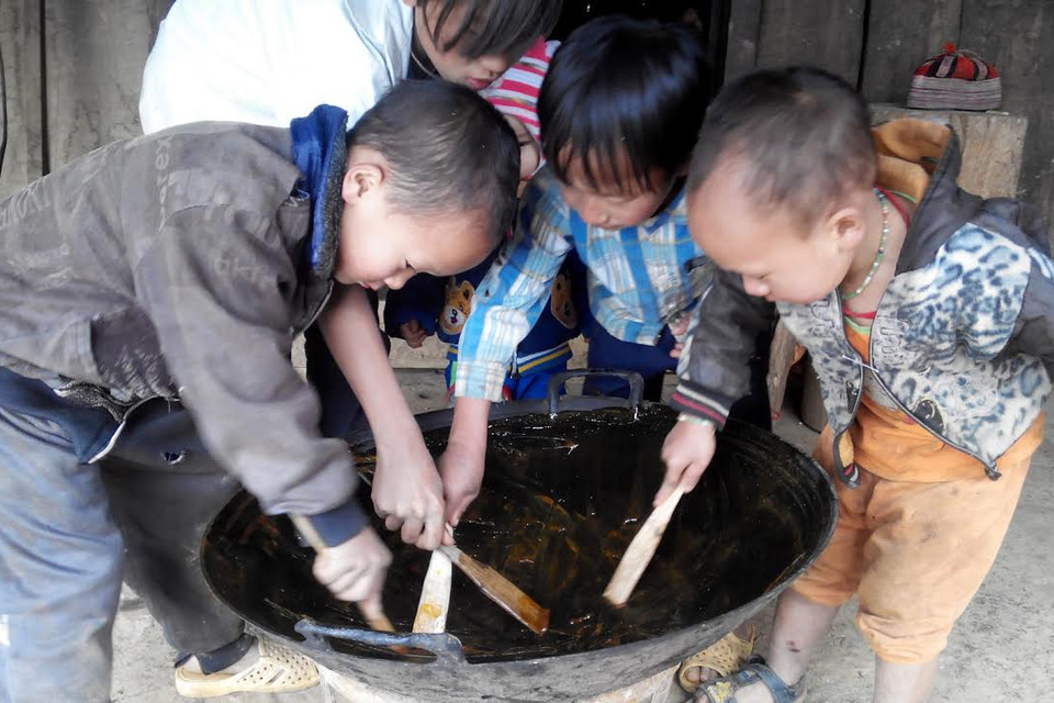 Chỉ chờ đường vào khuôn, là trẻ con tranh nhau vét vạc. (Ảnh: Nguyễn Công Hải/Vietnam+)