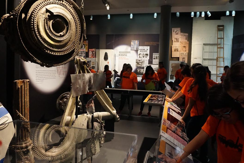 Phần còn lại của chiếc máy bay được trưng bày ở bảo tàng báo chí Newseum ở Washington DC.