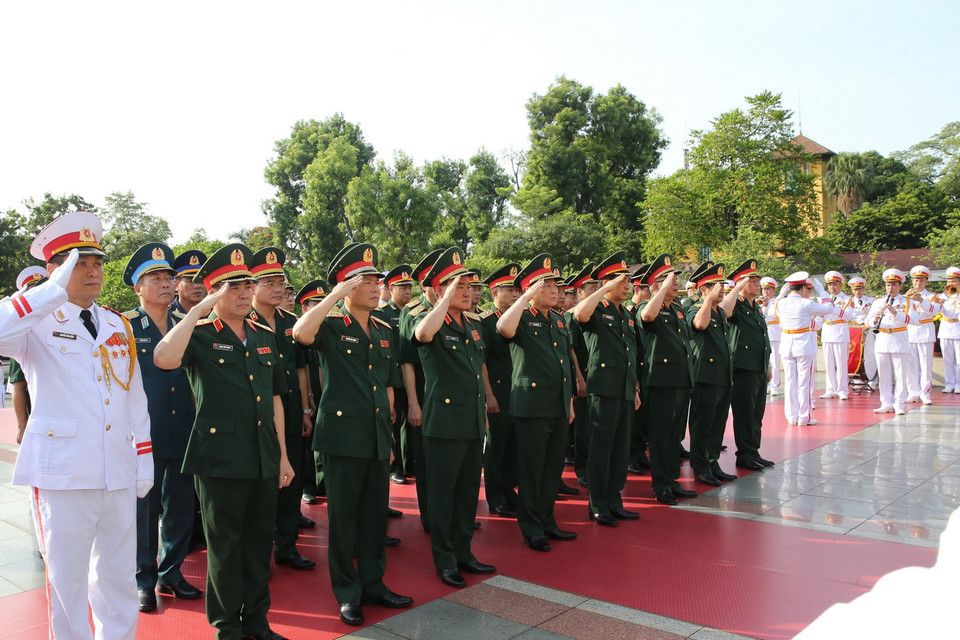 Đoàn Quân ủy Trung ương và Bộ Quốc phòng đặt vòng hoa tưởng niệm các Anh hùng liệt sỹ. (Ảnh: Dương Giang/TTXVN)