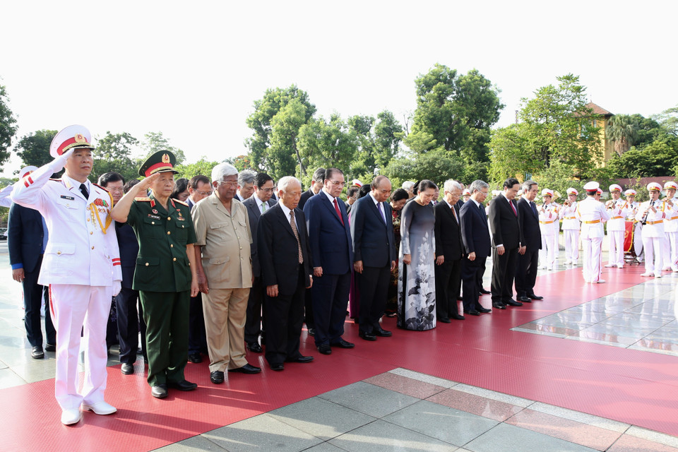 Đoàn đại biểu Lãnh đạo Đảng, Nhà nước đặt vòng hoa tưởng niệm các Anh hùng liệt sỹ. (Ảnh: Dương Giang/TTXVN)