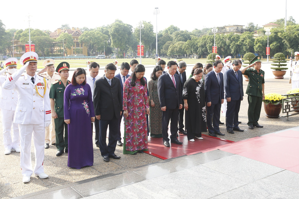 Đoàn đại biểu Thành ủy, HĐND, UBND và Mặt trận Tổ quốc TP Hà Nội đến đặt vòng hoa và vào Lăng viếng Chủ tịch Hồ Chí Minh. (Ảnh: Doãn Tấn/TTXVN)