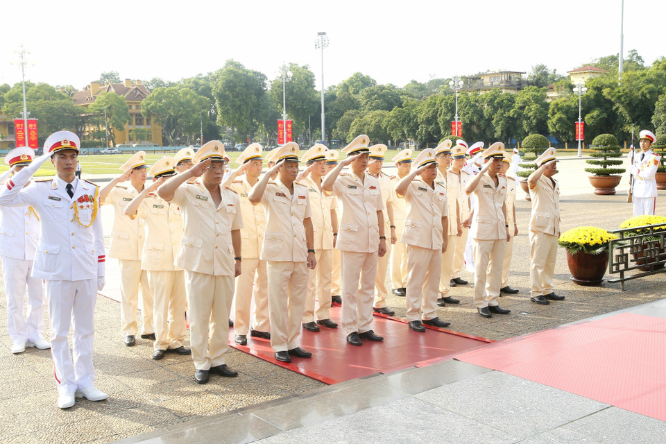 Đoàn đại biểu Đảng ủy Công an Trung ương và Bộ Công an đến đặt vòng hoa và vào Lăng viếng Chủ tịch Hồ Chí Minh. (Ảnh: Doãn Tấn/TTXVN)