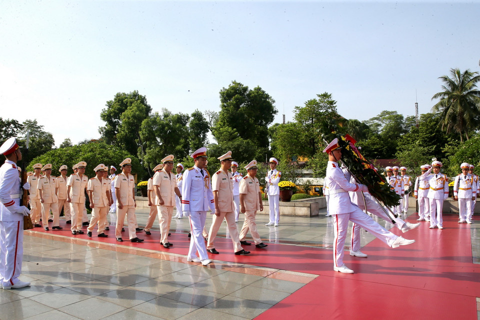 Đoàn Đảng ủy Công an Trung ương và Bộ Quốc phòng đặt vòng hoa tưởng niệm các Anh hùng, liệt sỹ. (Ảnh: Dương Giang/TTXVN)