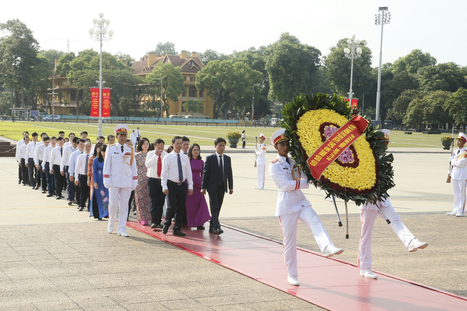 Đoàn đại biểu Bộ Lao động-Thương binh và Xã hội đến đặt vòng hoa và vào Lăng viếng Chủ tịch Hồ Chí Minh. (Ảnh: Doãn Tấn/TTXVN)