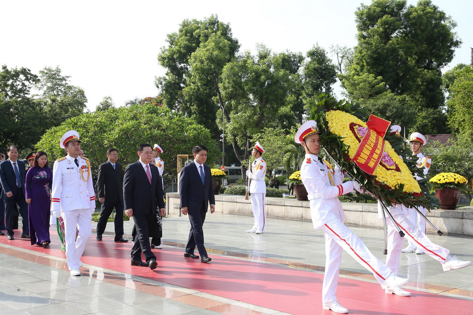 Đoàn Thành ủy, HĐND, UBND, MTTQ Thành phố Hà Nội đặt vòng hoa tưởng niệm các Anh hùng liệt sỹ. (Ảnh: Dương Giang/TTXVN)