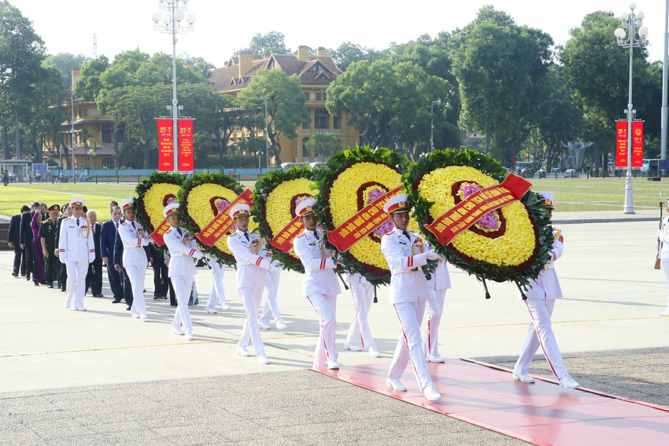 Đoàn đại biểu lãnh đạo Đảng, Nhà nước, Mặt trận Tổ quốc Việt Nam đến đặt vòng hoa và vào Lăng viếng Chủ tịch Hồ Chí Minh. (Ảnh: Doãn Tấn/TTXVN)