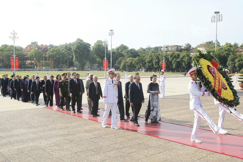 Đoàn đại biểu lãnh đạo Đảng, Nhà nước, Mặt trận Tổ quốc Việt Nam đến đặt vòng hoa và vào Lăng viếng Chủ tịch Hồ Chí Minh. (Ảnh: Doãn Tấn/TTXVN)