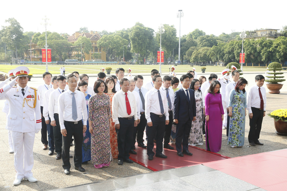 Đoàn đại biểu Bộ Lao động-Thương binh và Xã hội đến đặt vòng hoa và vào Lăng viếng Chủ tịch Hồ Chí Minh. (Ảnh: Doãn Tấn/TTXVN)