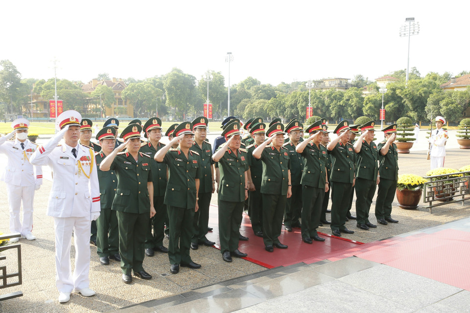 Đoàn đại biểu Quân ủy Trung ương và Bộ Quốc phòng đến đặt vòng hoa và vào Lăng viếng Chủ tịch Hồ Chí Minh. (Ảnh: Doãn Tấn/TTXVN)