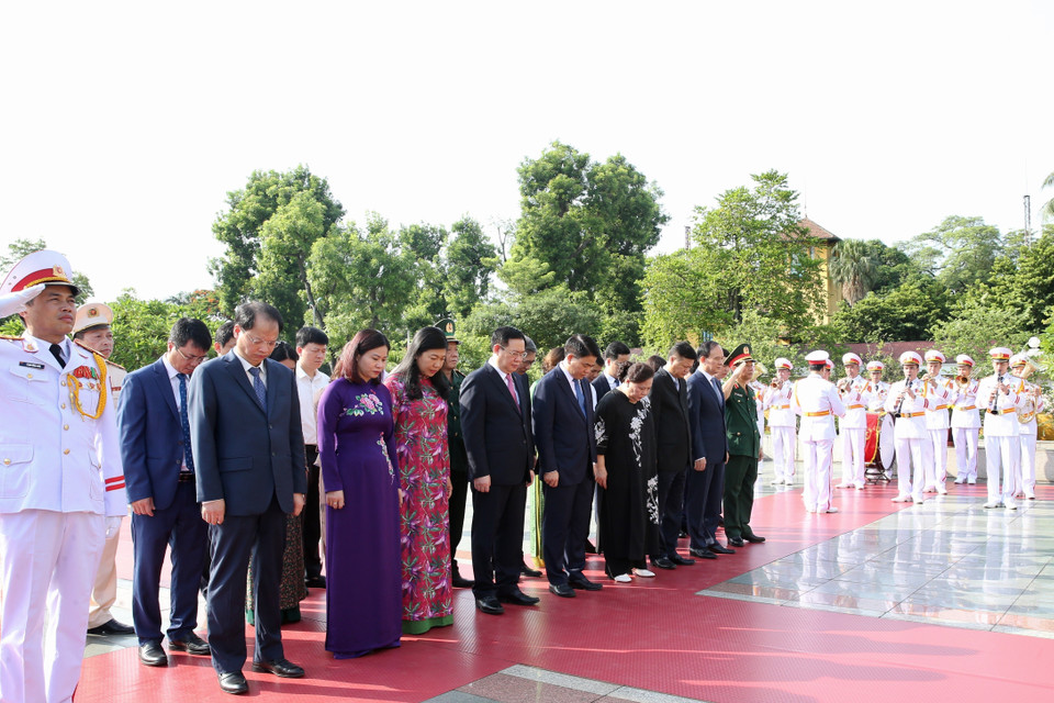 Đoàn Thành ủy, HĐND, UBND, MTTQ Thành phố Hà Nội đặt vòng hoa tưởng niệm các Anh hùng liệt sỹ. (Ảnh: Dương Giang/TTXVN)