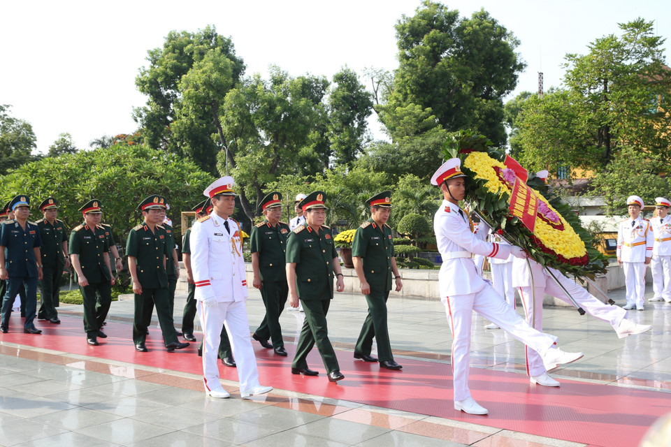 Đoàn Quân ủy Trung ương và Bộ Quốc phòng đặt vòng hoa tưởng niệm các Anh hùng liệt sỹ. (Ảnh: Dương Giang/TTXVN)