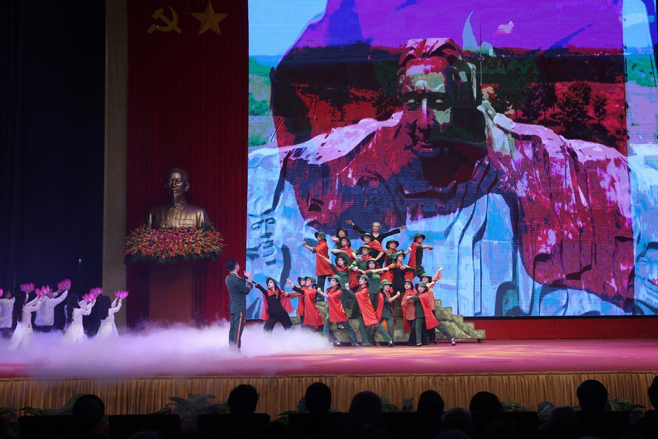 Chương trình nghệ thuật tại buổi gặp mặt. (Ảnh: Dương Giang/TTXVN)