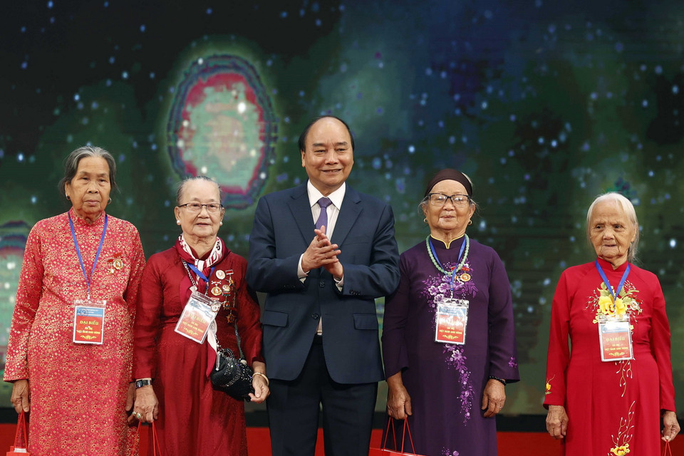  Thủ tướng Nguyễn Xuân Phúc tặng quà các Mẹ Việt Nam Anh hùng. (Ảnh: Thống Nhất/TTXVN)