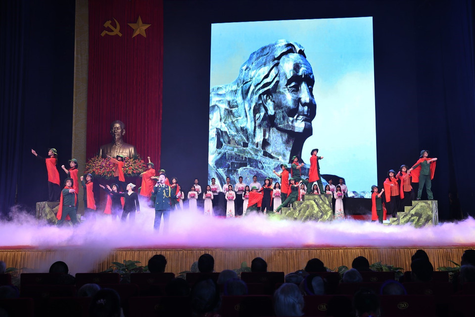 Chương trình nghệ thuật tại buổi gặp mặt. (Ảnh: Dương Giang/TTXVN)