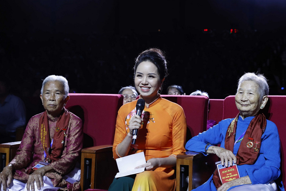  Các Mẹ Việt Nam Anh hùng giao lưu với khán giả tại buổi gặp mặt. (Ảnh: Thống Nhất/TTXVN)