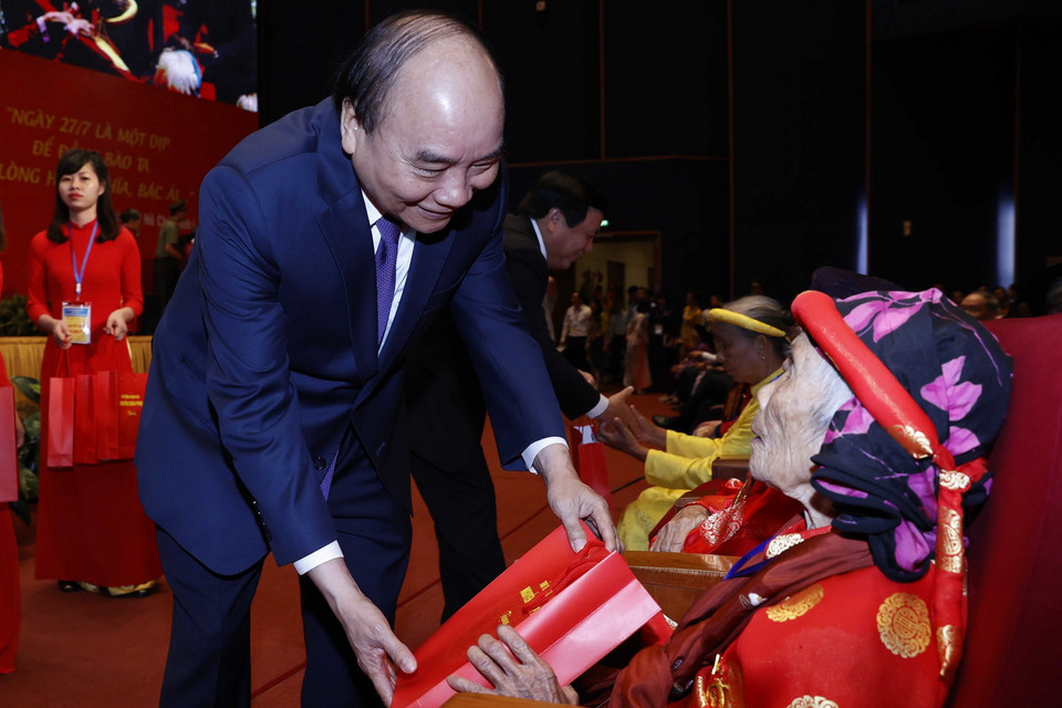 Thủ tướng Nguyễn Xuân Phúc tặng quà các Mẹ Việt Nam Anh hùng. (Ảnh: Thống Nhất/TTXVN)