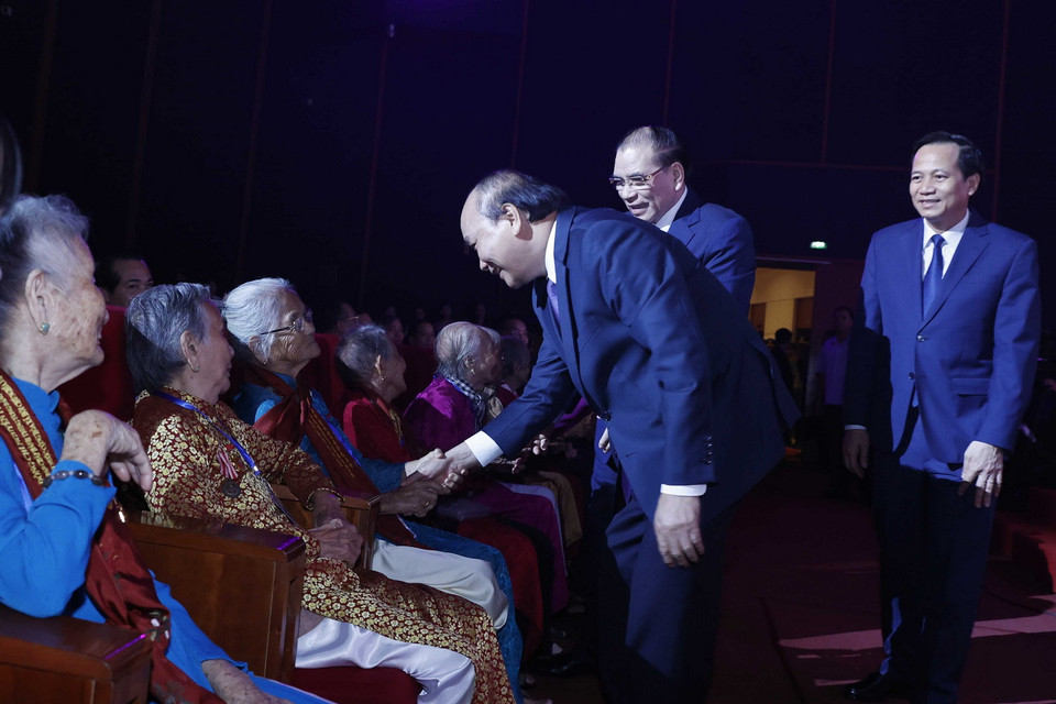 Đây là lần đầu tiên, một chương trình tri ân có sự góp mặt của 300 Bà mẹ Việt Nam Anh hùng trên toàn quốc. (Ảnh: Thống Nhất/TTXVN)