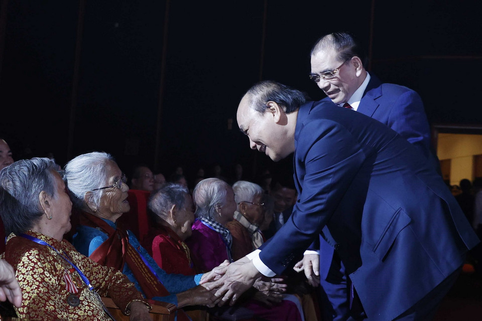 Thủ tướng Nguyễn Xuân Phúc với các Mẹ Việt Nam Anh hùng tham dự buổi gặp mặt. (Ảnh: Thống Nhất/TTXVN)