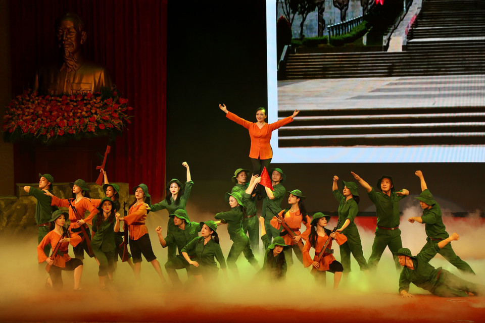 Chương trình nghệ thuật tại buổi gặp mặt. (Ảnh: Dương Giang/TTXVN)