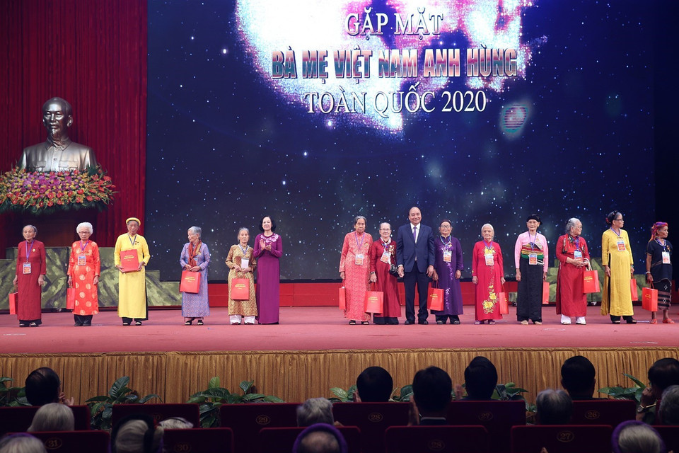 Thủ tướng Nguyễn Xuân Phúc tặng quà các Mẹ Việt Nam Anh hùng. (Ảnh: Dương Giang/TTXVN)