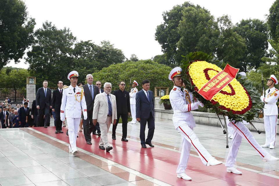 Đoàn đại biểu Ngoại giao, đại sứ quán các nước tại Hà Nội đặt vòng hoa tưởng niệm các Anh hùng liệt sỹ. (Ảnh: Văn Điệp/TTXVN)