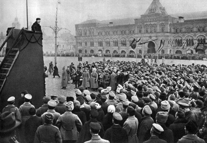 V.I. Lenin đọc diễn văn tại Quảng trường Đỏ ở Moskva trong Lễ kỷ niệm một năm ngày Cách mạng Tháng Mười Nga vĩ đại, 7/11/1918. (Ảnh: Tư liệu/TTXVN)