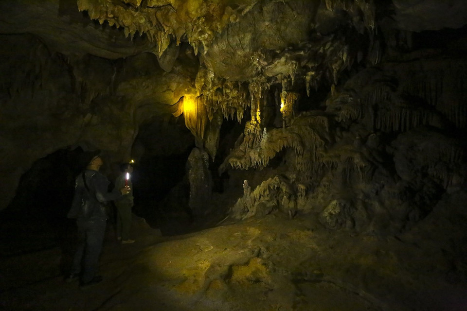 Các nhũ đá rủ xuống trong hang tạo ra muôn hình, màu sắc lấp lánh. (Ảnh: Phan Tuấn Anh/TTXVN)