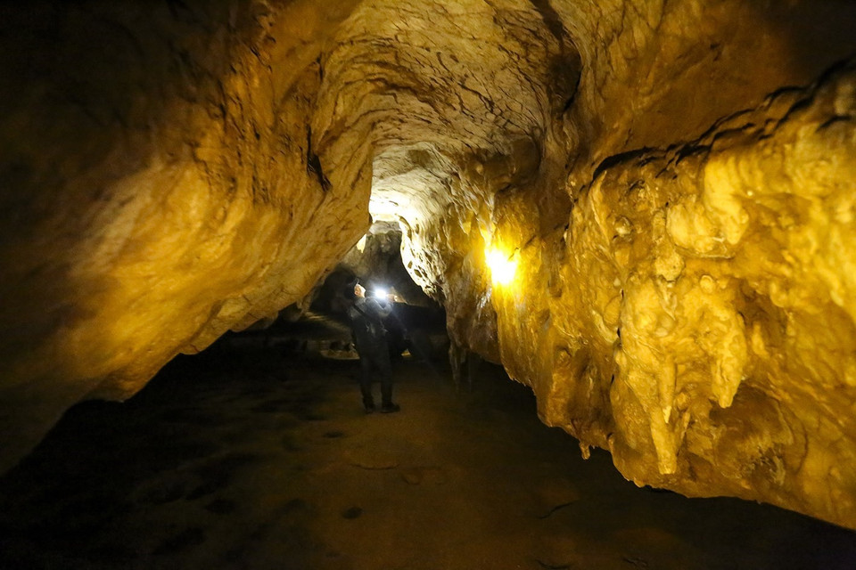 Trong hang có nhiều nhiều ngõ ngách ăn thông với nhau. (Ảnh: Phan Tuấn Anh/TTXVN)