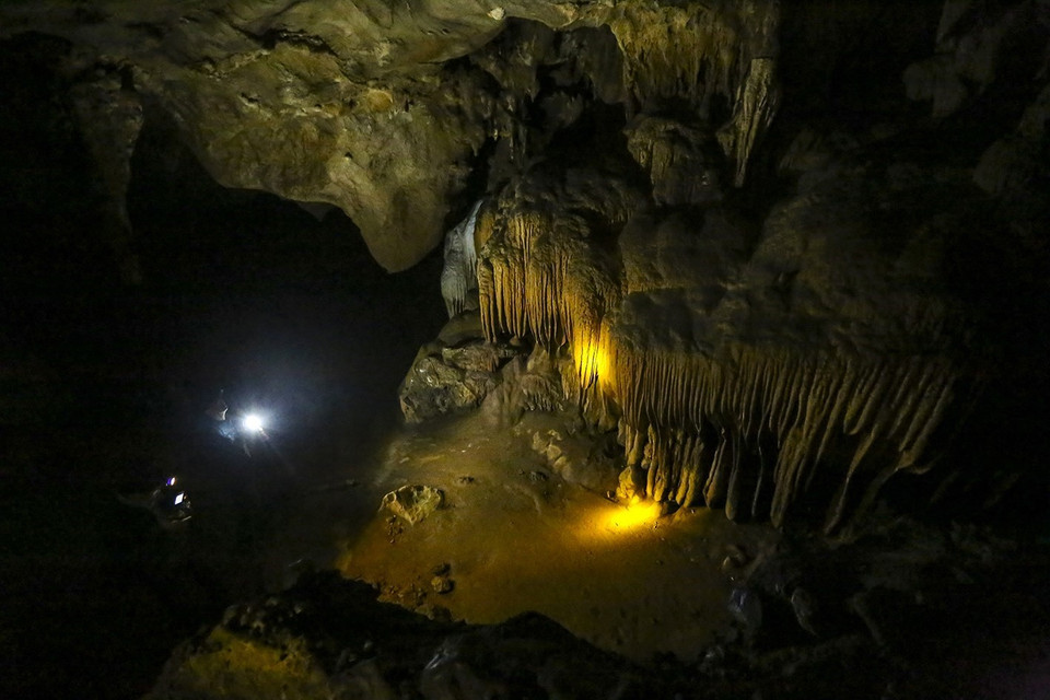 Du khách khám phá hang động Chua Ta sẽ có nhiều trải nghiệm thú vị. (Ảnh: Phan Tuấn Anh/TTXVN)