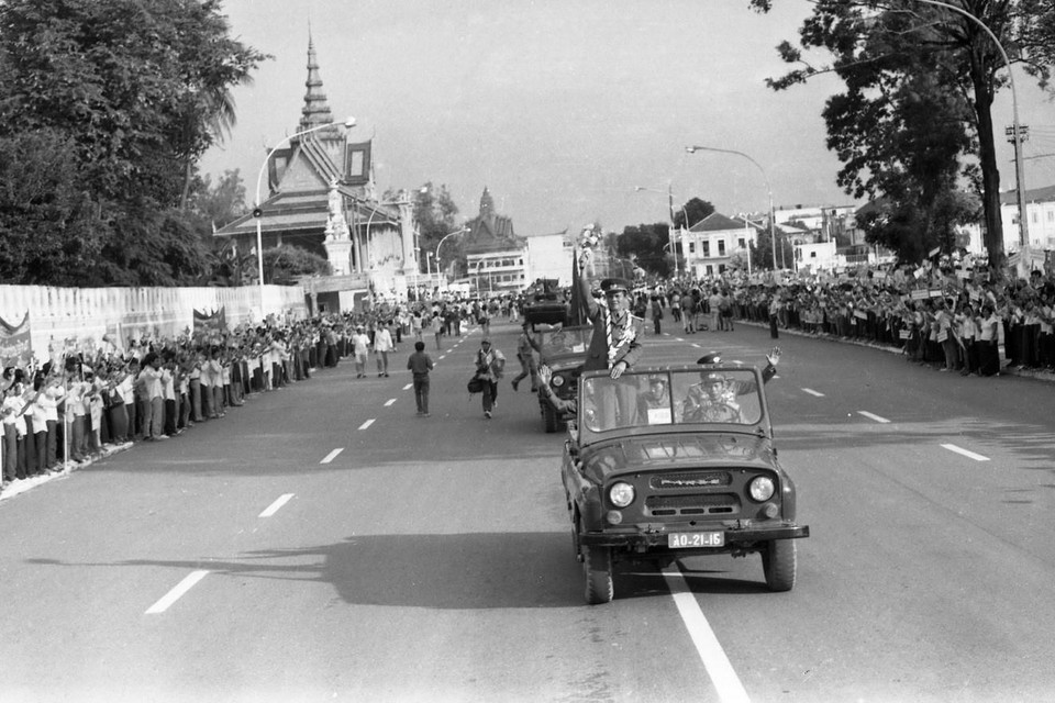Nhân dân Thủ đô Phnom Penh đổ ra đường phố, lưu luyến tiễn đưa cán bộ, chiến sỹ quân tình nguyện Việt Nam mặt trận 479 và 979 hoàn thành nghĩa vụ quốc tế, lên đường trở về Tổ quốc. (Ảnh: Nguyễn Dĩnh/TTXVN)