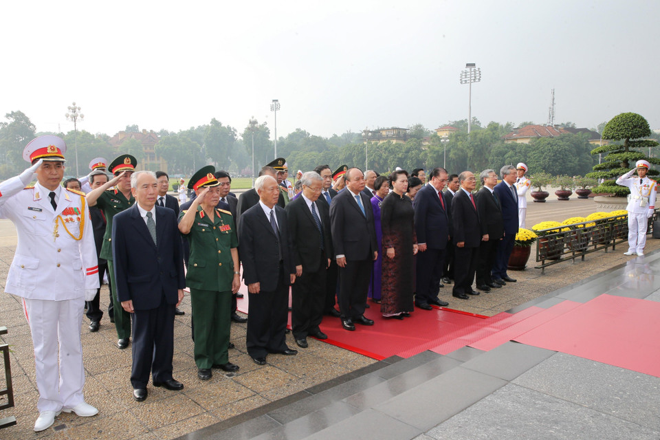 Đoàn đại biểu Lãnh đạo, nguyên Lãnh đạo Đảng, Nhà nước và Mặt trận Tổ quốc Việt Nam đặt vòng hoa và vào Lăng viếng Chủ tịch Hồ Chí Minh. (Ảnh: Dương Giang/TTXVN)