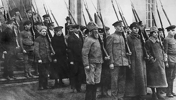 Lực lượng công nhân và Cận vệ Đỏ được huấn luyện quân sự trong Cách mạng Tháng Mười ở Petrograd năm 1917. (Ảnh: Tư liệu/TTXVN)