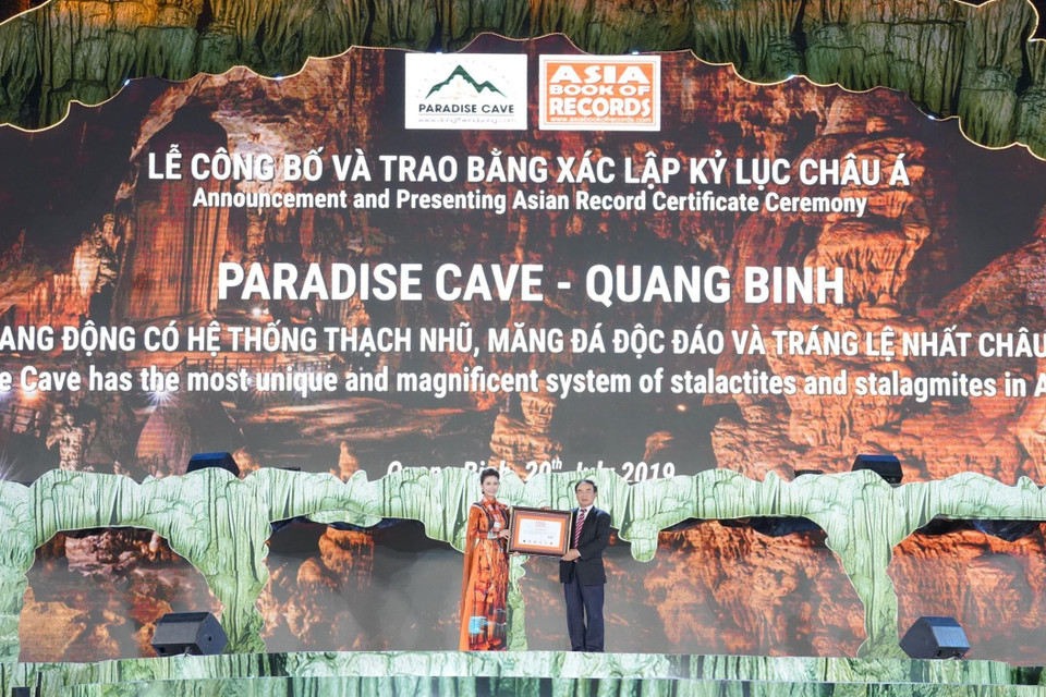 Đại diện Hội đồng Kỷ lục Châu Á trao bằng chứng nhận xác lập kỷ lục Động Thiên Đường là Hang động có hệ thống thạch nhũ, măng đá độc đáo và tráng lệ nhất Châu Á. (Ảnh: TTXVN)