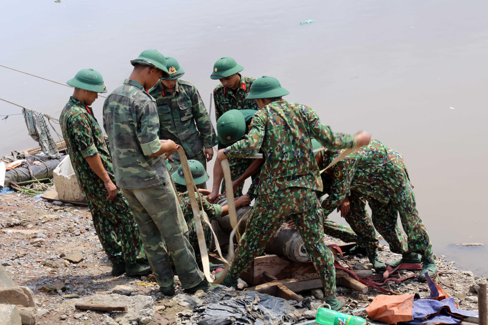 Các lực lượng chức năng di dời quả bom tại khu vực cầu mới sông Tam Bạc, khu vực phường Hạ Lý, quận Hồng Bàng tới nơi hủy nổ. (Ảnh: An Đăng/TTXVN)
