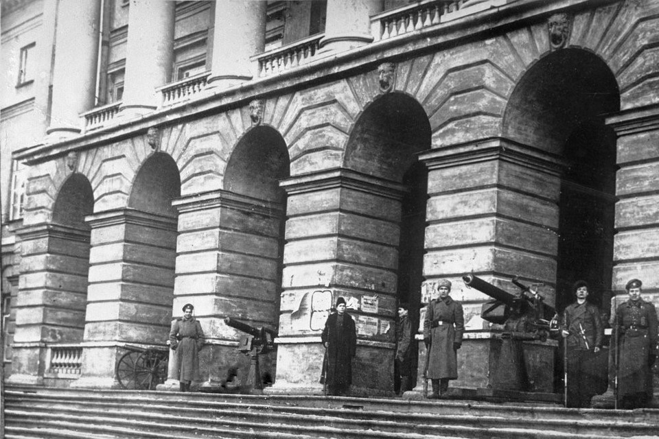 Cận vệ Đỏ bảo vệ Điện Smolny, nơi V.I.Lenin và các đồng chí trong Đảng Bolshevik chỉ huy cuộc Cách mạng tháng Mười ở Petrograd năm 1917. (Ảnh: Tư liệu /TTXVN) 