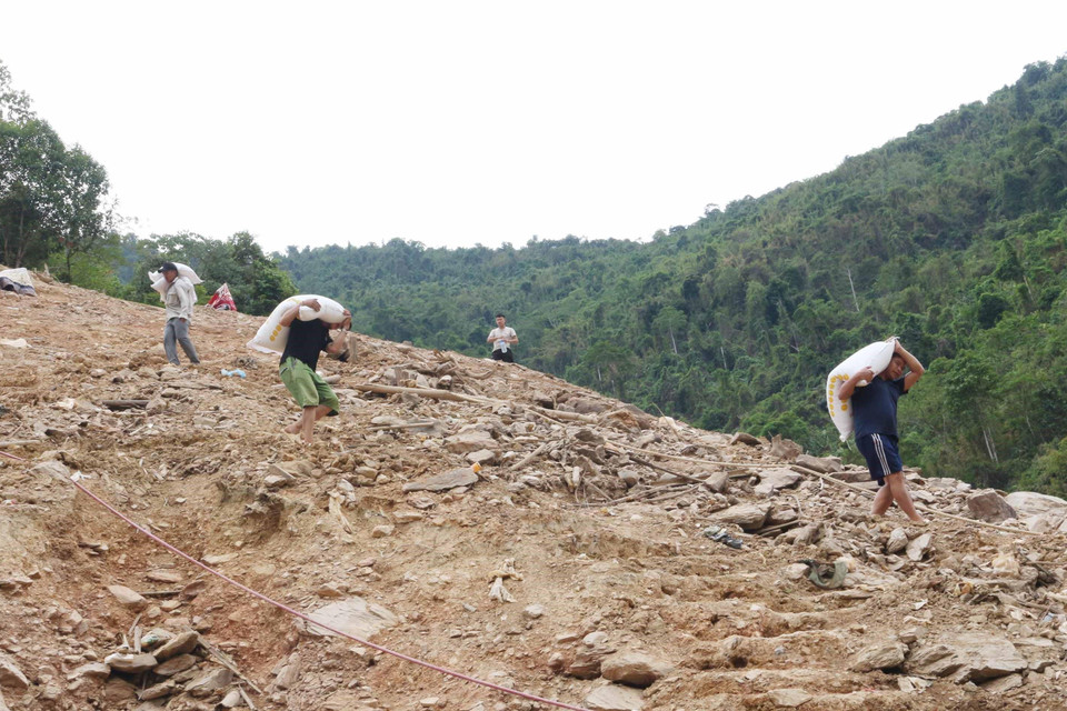 Mực nước hồ thủy điện Bản Vẽ thấp kỷ lục gây khó khăn cho đời sống, sinh hoạt của người dân. (Ảnh: Nguyễn Oanh/TTXVN)