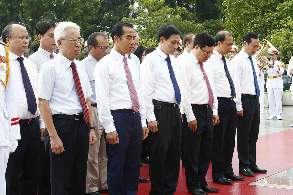 Đoàn đại biểu Bộ Ngoại giao đặt vòng hoa, dâng hương tưởng niệm các Anh hùng Liệt sỹ. (Ảnh: Văn Điệp/TTXVN)