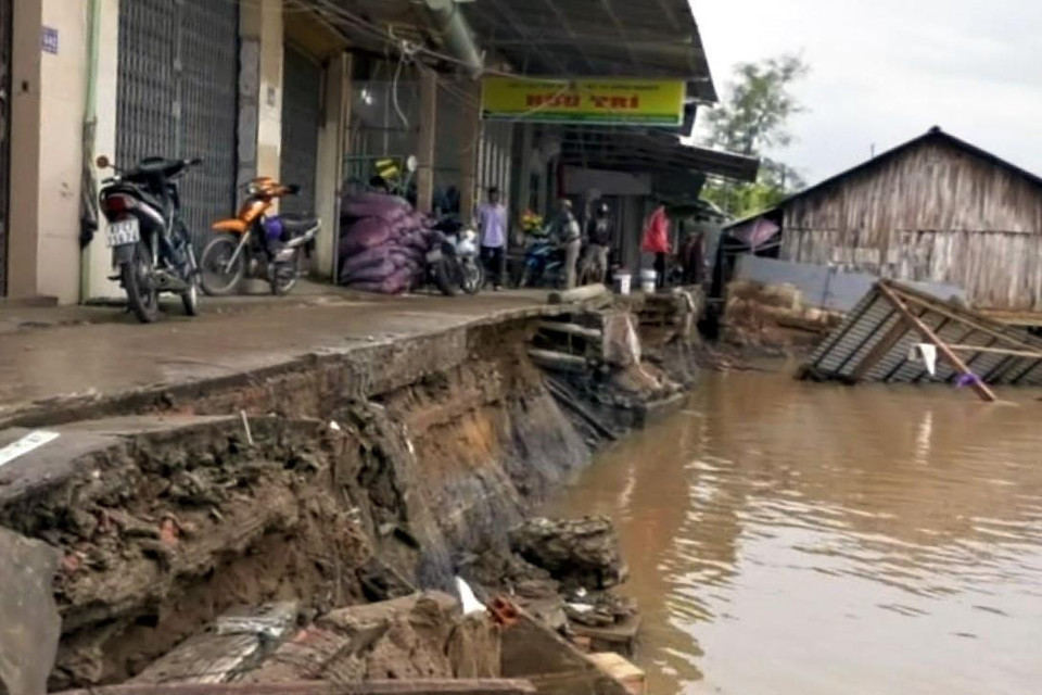 Sạt lở trên đoạn kênh Rạch Vọp, tại khu vực chợ Cầu Lộ, xã Thới An Hội, huyện Kế Sách (Sóc Trăng) làm toàn bộ 7 căn nhà bán kiên cố ven sông bị nhấn chìm. (Nguồn: TTXVN)