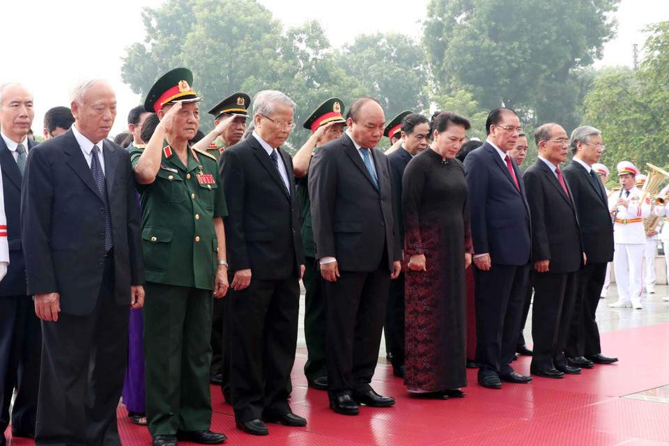 Đoàn đại biểu Lãnh đạo và nguyên lãnh đạo Đảng, Nhà nước, Mặt trận Tổ quốc Việt Nam đặt vòng hoa, tưởng niệm các Anh hùng liệt sỹ. (Ảnh: Văn Điệp/TTXVN)