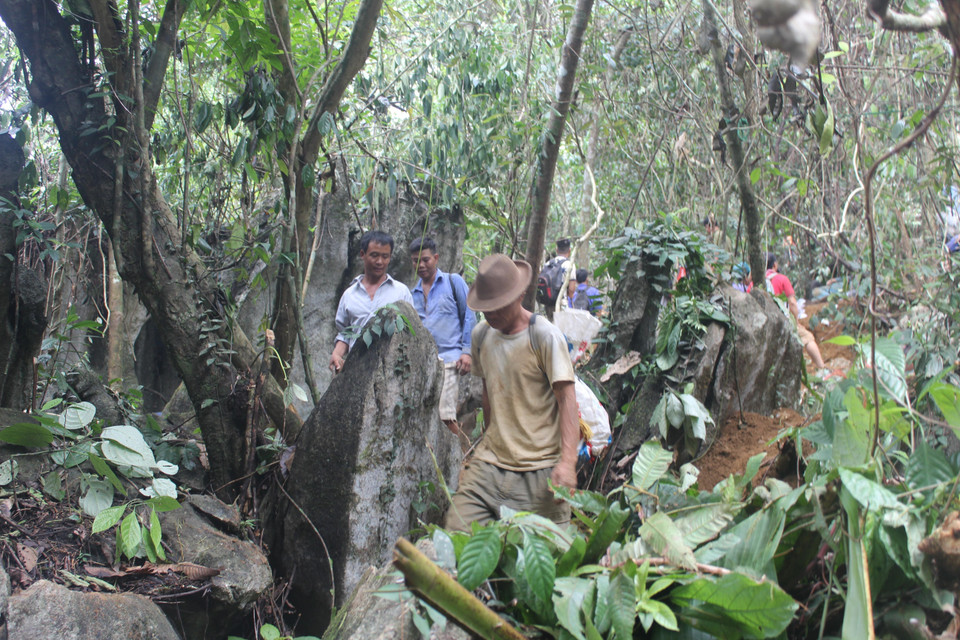 Nhiều người dân nghe theo tin đồn lên núi đào bới để tìm đá quý. (Ảnh: Tuấn Anh/TTXVN)