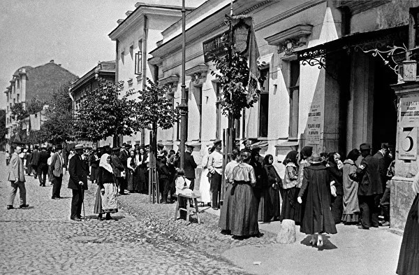 Người dân tập trung tại tòa nhà của Ủy ban bầu cử quận Yakimansky của Moskva vào ngày bầu cử năm 1917. (Ảnh: Tư liệu/TTXVN)