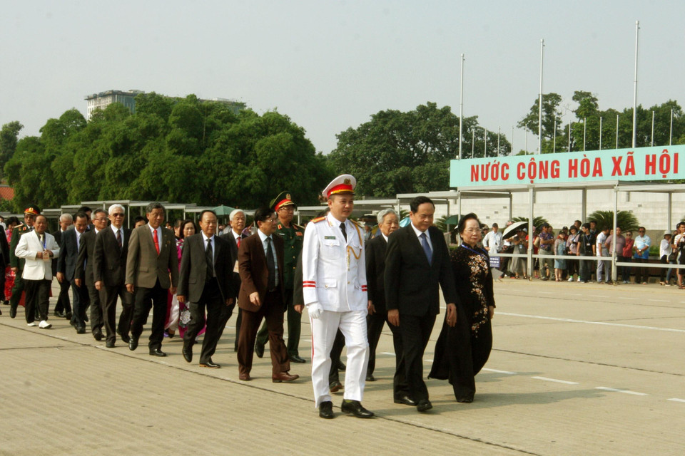 Đoàn đại biểu dự Đại hội đại biểu toàn quốc Mặt trận Tổ quốc Việt Nam lần thứ IX do ông Trần Thanh Mẫn, Bí thư Trung ương Đảng, Chủ tịch Ủy ban Trung ương Mặt trận Tổ quốc Việt Nam khóa VIII làm Trưởng đoàn đến đặt vòng hoa và vào Lăng viếng Chủ tịch Hồ Chí Minh. (Ảnh: Nguyễn Dân/TTXVN)