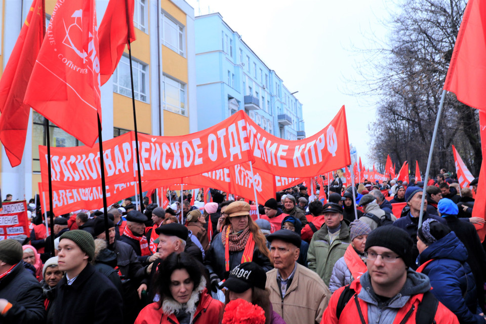 Hàng nghìn người dân thủ đô Moskva và các đảng viên cộng sản Nga diễu hành qua các tuyến phố chính ở Moskva. (Ảnh: Trần Hiếu/TTXVN)