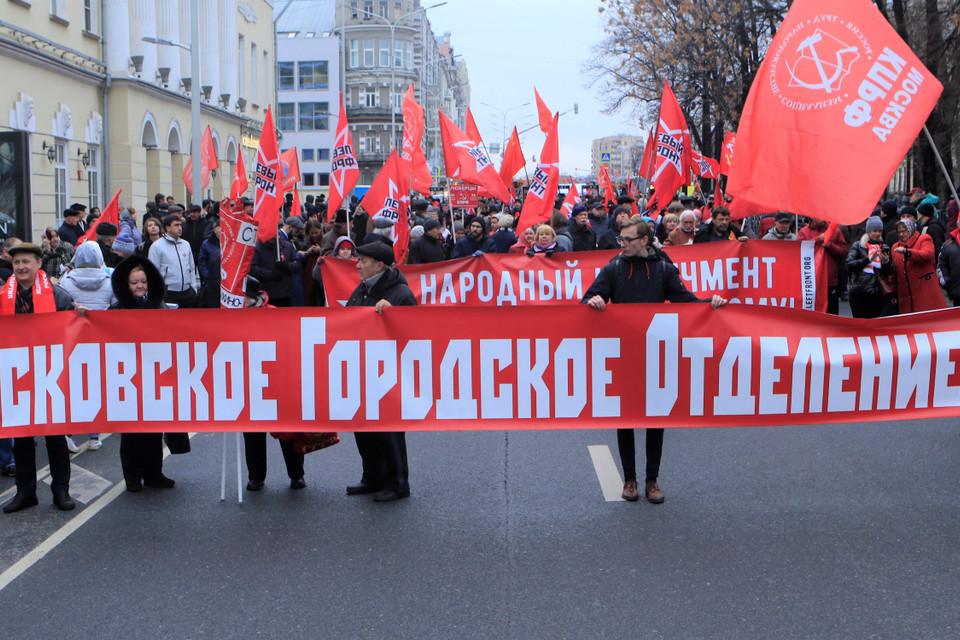 Đoàn người tuần hành qua các tuyến phố chính. (Ảnh: Trần Hiếu/TTXVN)