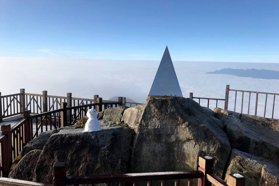 Sương muối phủ trắng trên đỉnh Fansipan. (Ảnh: Quốc Khánh/TTXVN)