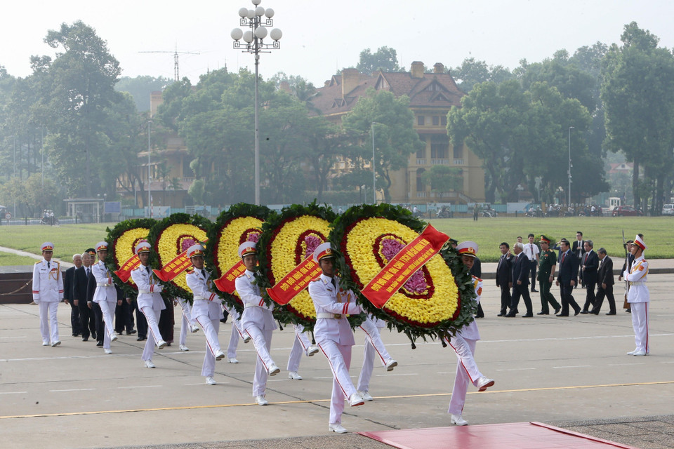 Đoàn đại biểu Lãnh đạo, nguyên Lãnh đạo Đảng, Nhà nước và Mặt trận Tổ quốc Việt Nam đặt vòng hoa và vào Lăng viếng Chủ tịch Hồ Chí Minh. (Ảnh: Dương Giang/TTXVN)