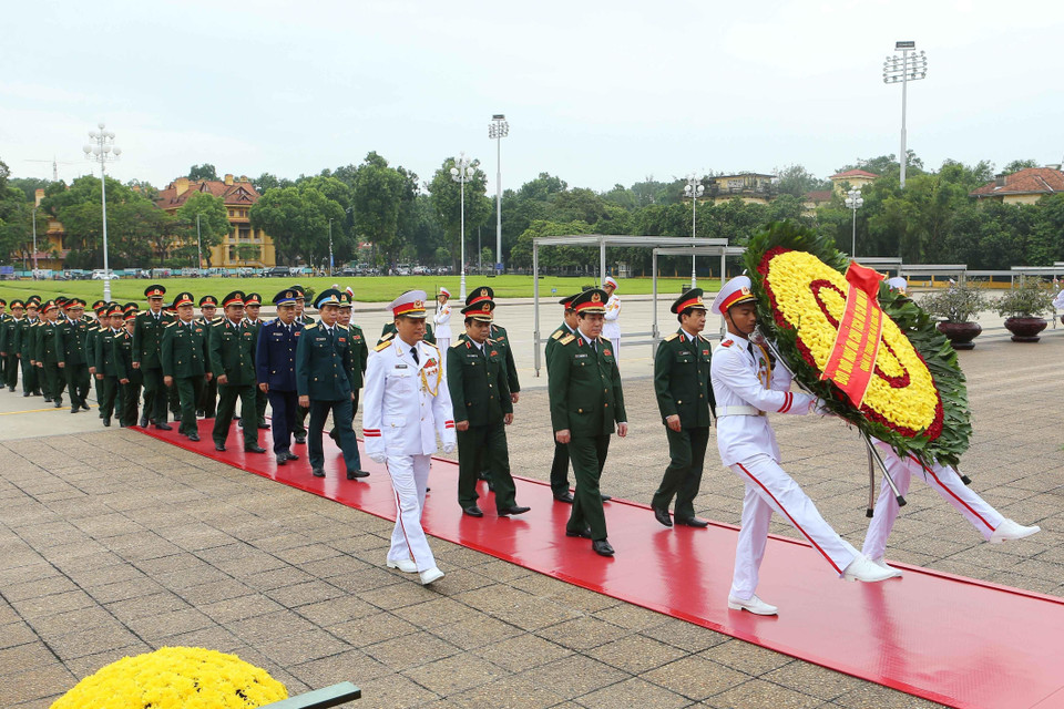 Đoàn đại biểu Quân ủy Trung ương và Bộ Quốc phòng vào Lăng viếng Chủ tịch Hồ Chí Minh. (Ảnh: Doãn Tấn/TTXVN)